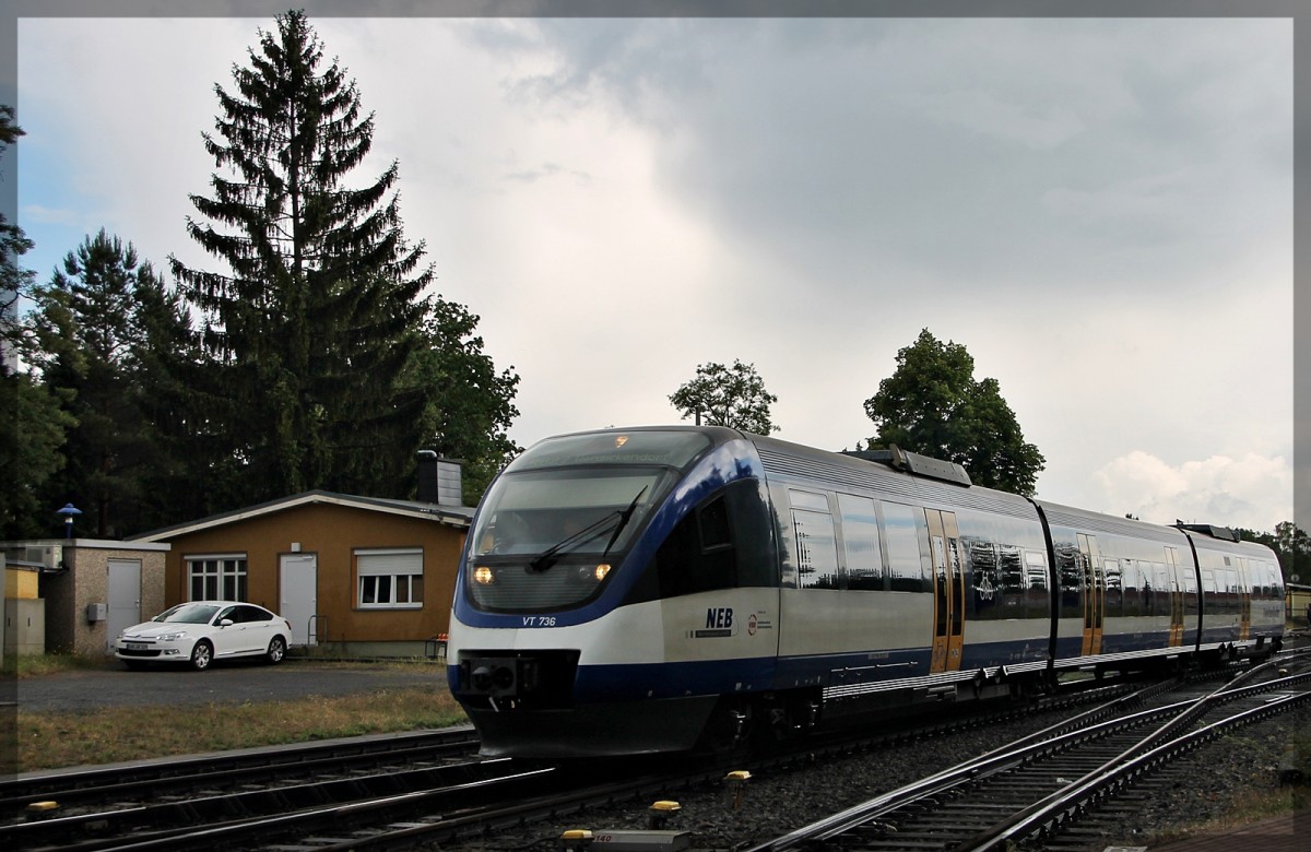 Der VT 736 der Niederbarnimer Eisenbahn bei der Ausfahrt aus dem Bahnhof Basdorf in Richtung Wensickendorf am 20.06.2015