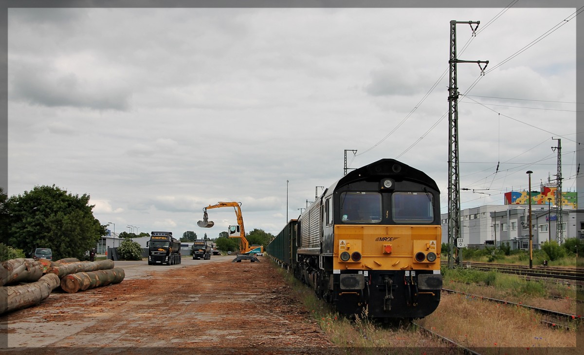 Die 266 119 von FPL am 15.06.2015 in Neubrandenburg bei der Entladung ihres Zuges.