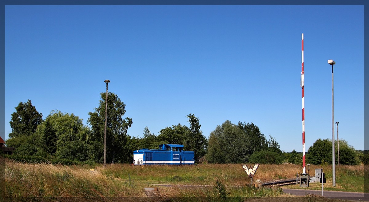 Die ehemalige 345 970-8 ( 345 221-6 ) jetzt als Werklok 3 des Durtrack Betonwerkes in Möllenhagen bei Rangierarbeiten am 02.07.2015