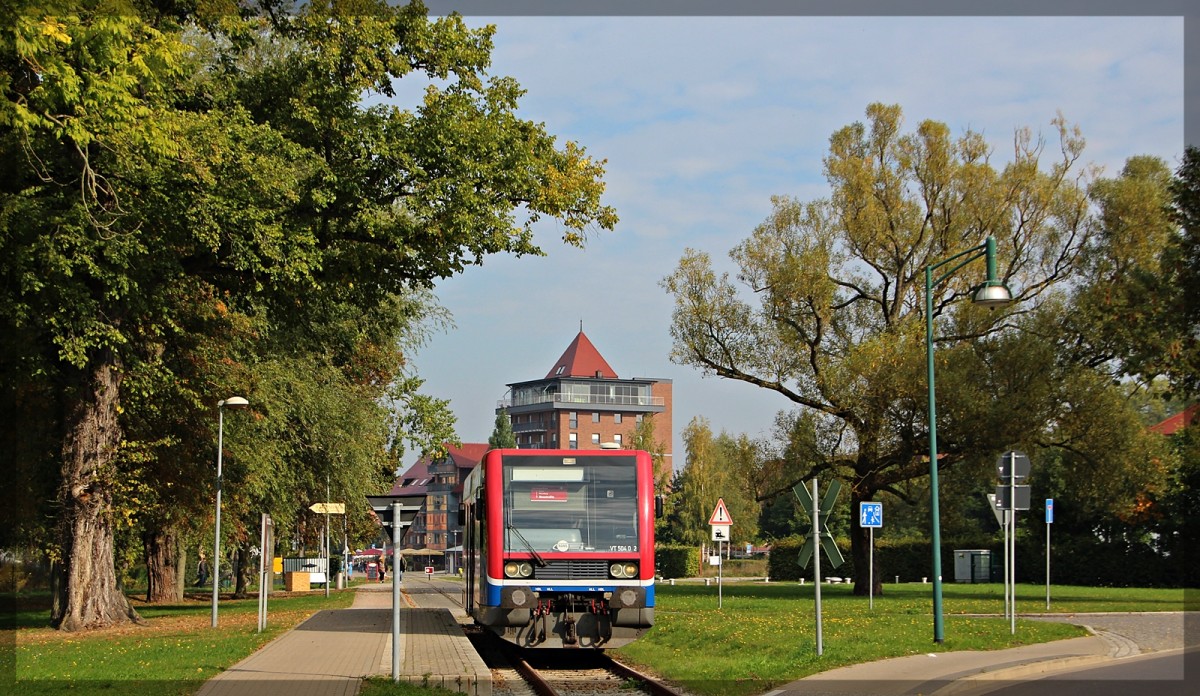 EGP/HANS VT 504 002 bei einer Pause in Neustrelitz am Haltepunkt Schlossgarten am 04.10.2015