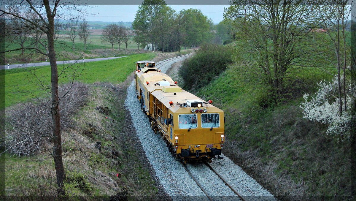 Ein Spitzke Bauzug auf dem Weg nach Möllenhagen in Klein Plasten am 26.04.2015