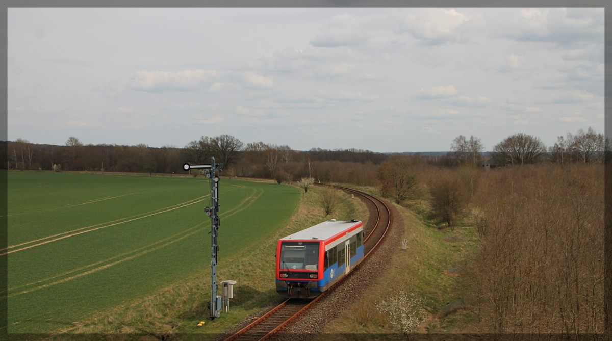 HANS VT 504 001 auf dem Weg nach Waren an der Müritz, bei der Ausfahrt aus dem Bahnhof Karow (Meckl.) am 12.4.2015