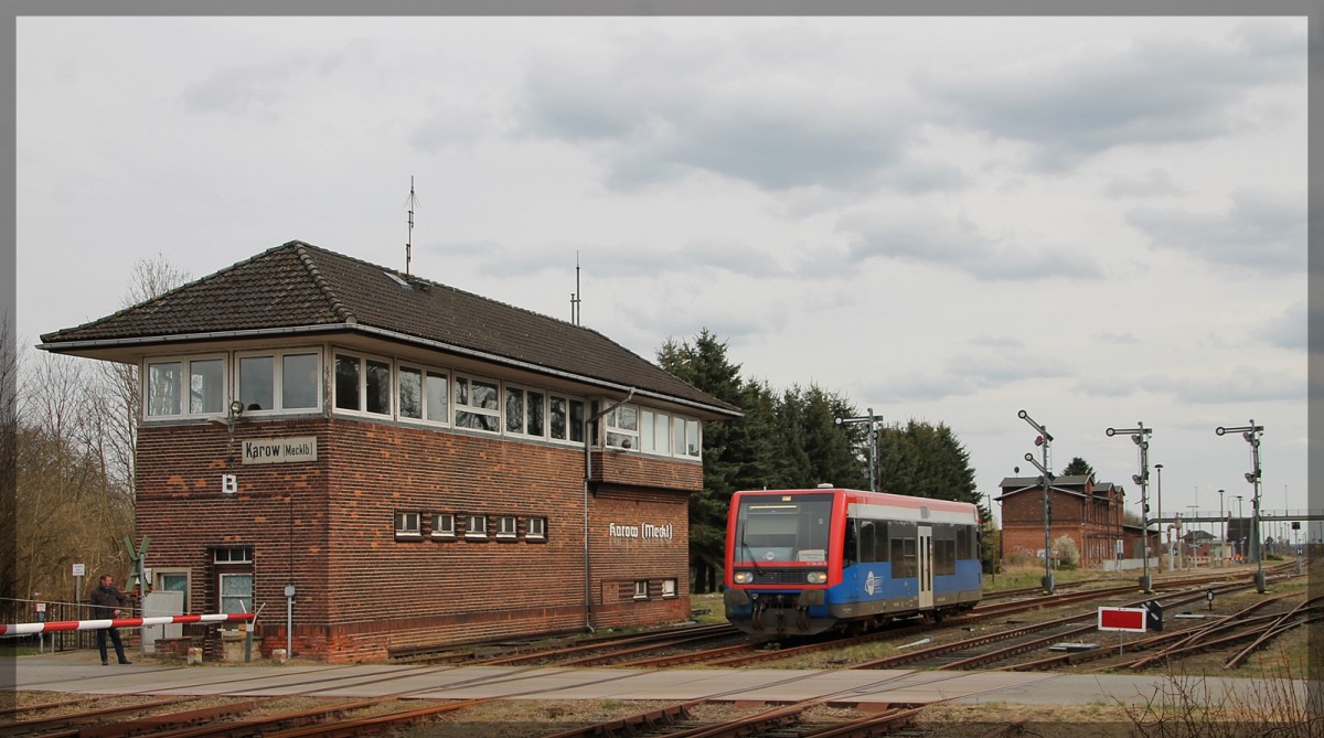 HANS VT 504 001 auf dem Weg nach Parchim, bei der Ausfahrt aus dem Bahnhof Karow (Meckl.) am 12.4.2015