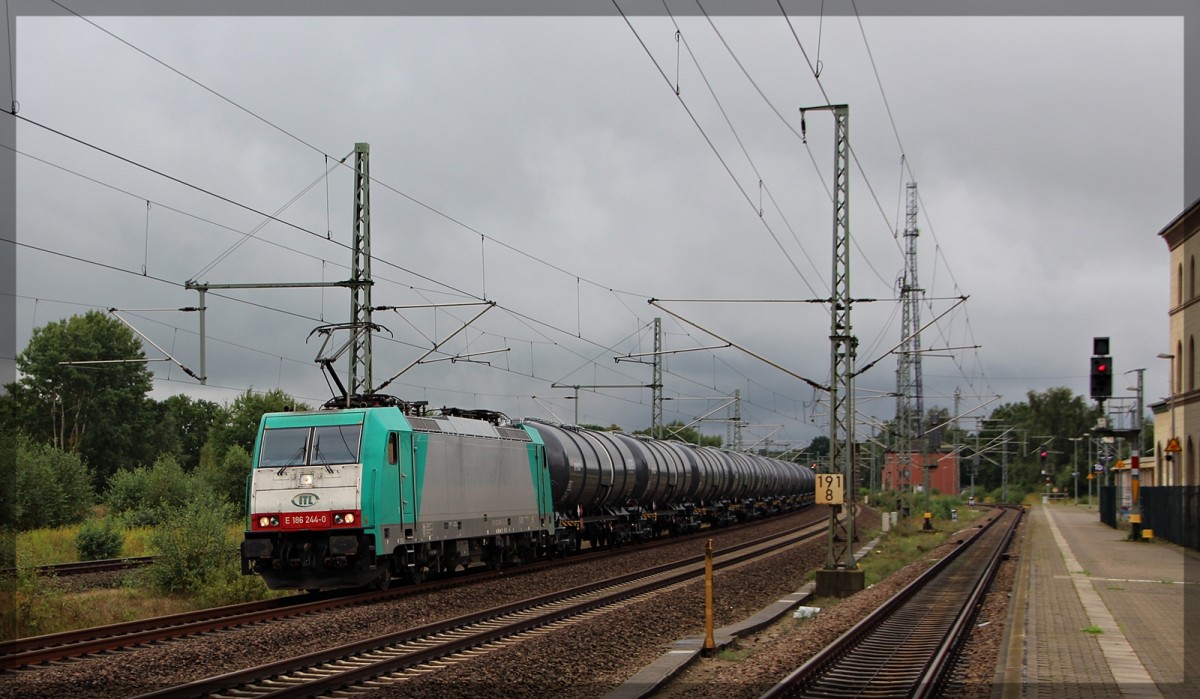 ITL 186 244 von Hamburg kommend in Richtung Berlin bei der Durchfahrt durch Hagenow Land am 19.09.2015