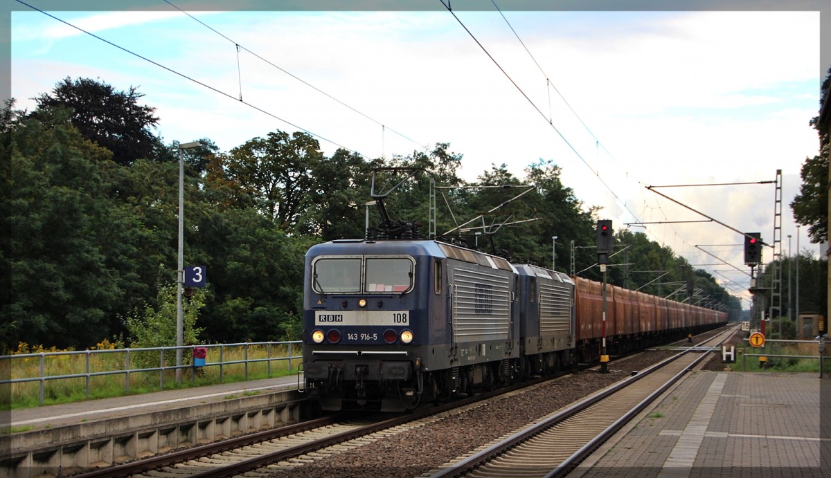 RBH 143 916 und 143 069 in Hagenow Land am 19.09.2015 von Rostock kommend in Richtung Hamburg