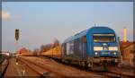 br-223-eurorunner/484458/223-052-2--253-015- 223 052-2 ( 253 015 ) der Press wartet auf die fertigstellung der Beladung im Bahnhof von Torgelow am 08.03.2016