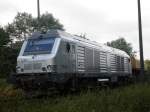 75101 der AKIEM-Gesellschaft verliehen an die HSL-Logistik mit einem Baustoffzug im Gleisanschluss in Grimmen.