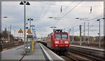 145 022 bei der Durchfahrt des Bahnhofs Neustrelitz Hbf in Richtung Berlin am 24.03.2016